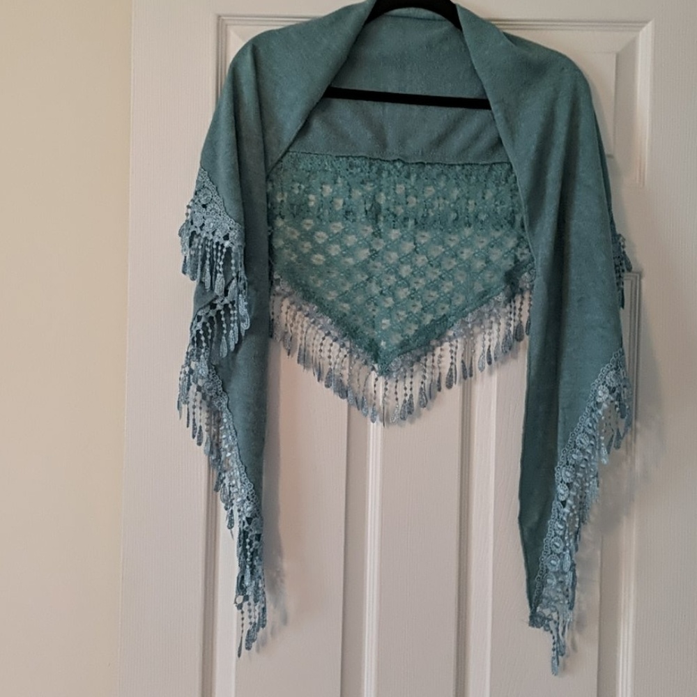 Blue fringe shaw